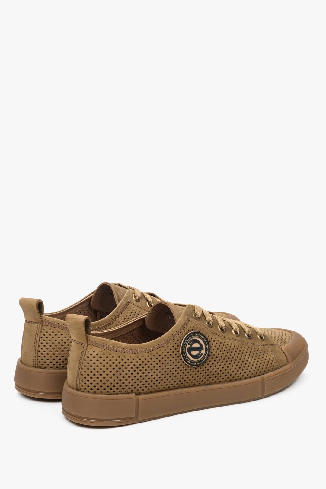 Men's sneakers made of genuine leather with perforations by Estro - presentation of the heel and side seam of the shoe.