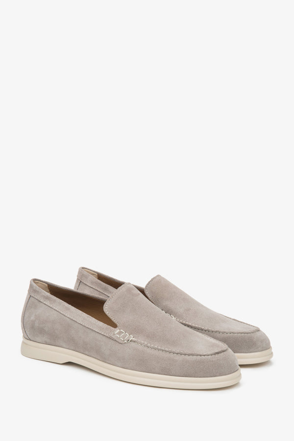 Light beige men's loafers made of natural velour by Estro.