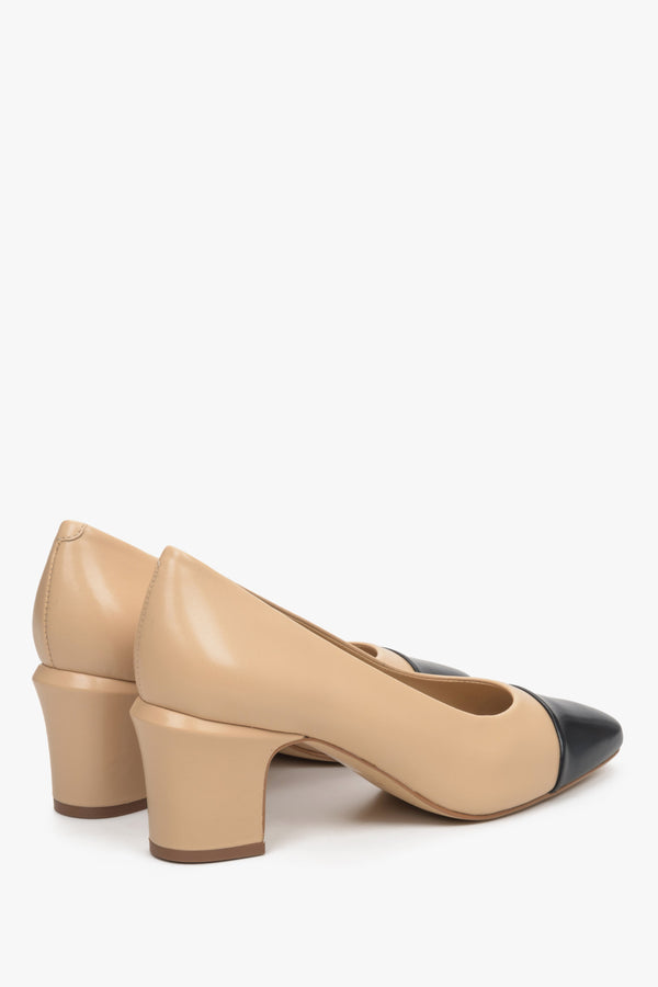 Leather, women's beige and black pumps with a square heel by Estro - close-up of the heel and the side line of the shoe.