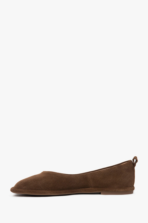 Women's brown ballet flats by Estro, made of genuine perforated velour – side profile of the shoe.