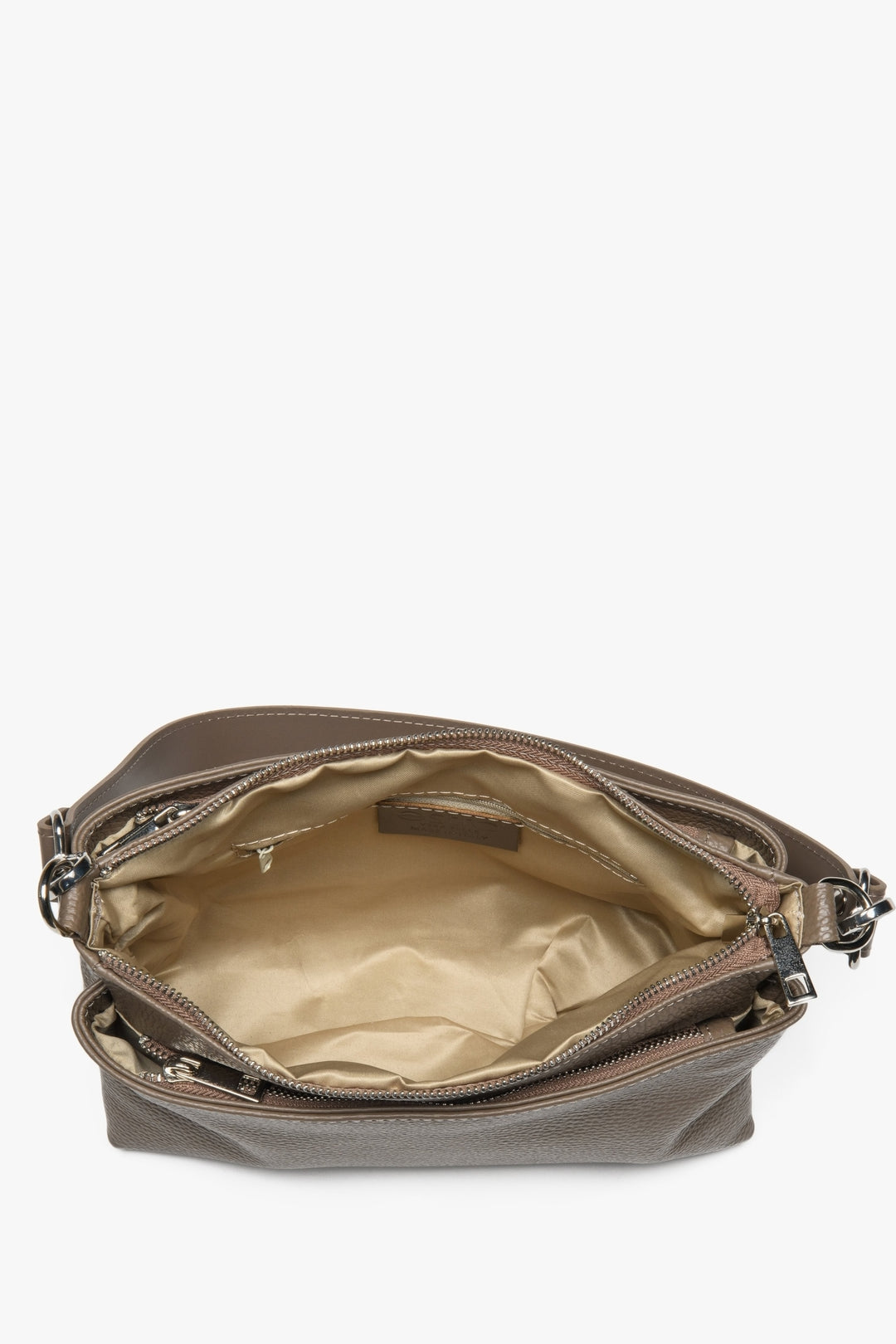  Women's brown Estro crossbody bag made from genuine leather - close-up on the interior of the model.