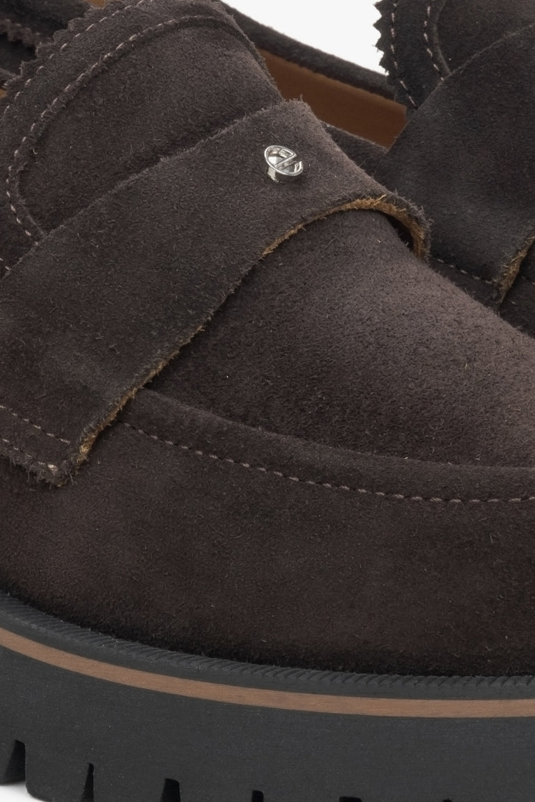 Women's dark brown velour moccasins Estro - close-up on the details.