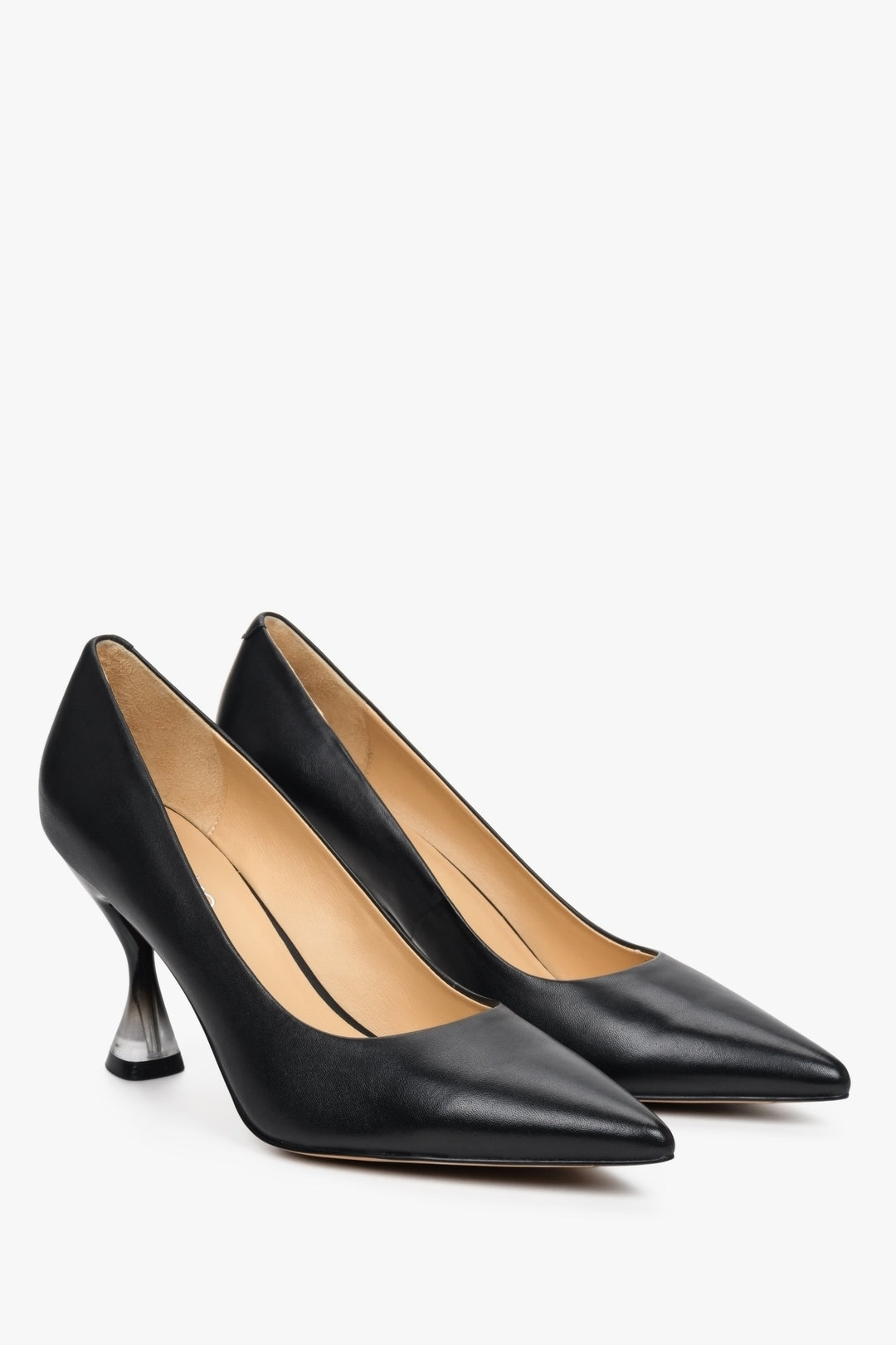 Women's black pointed high-heeled pumps - presentation of the front and side of the shoes.