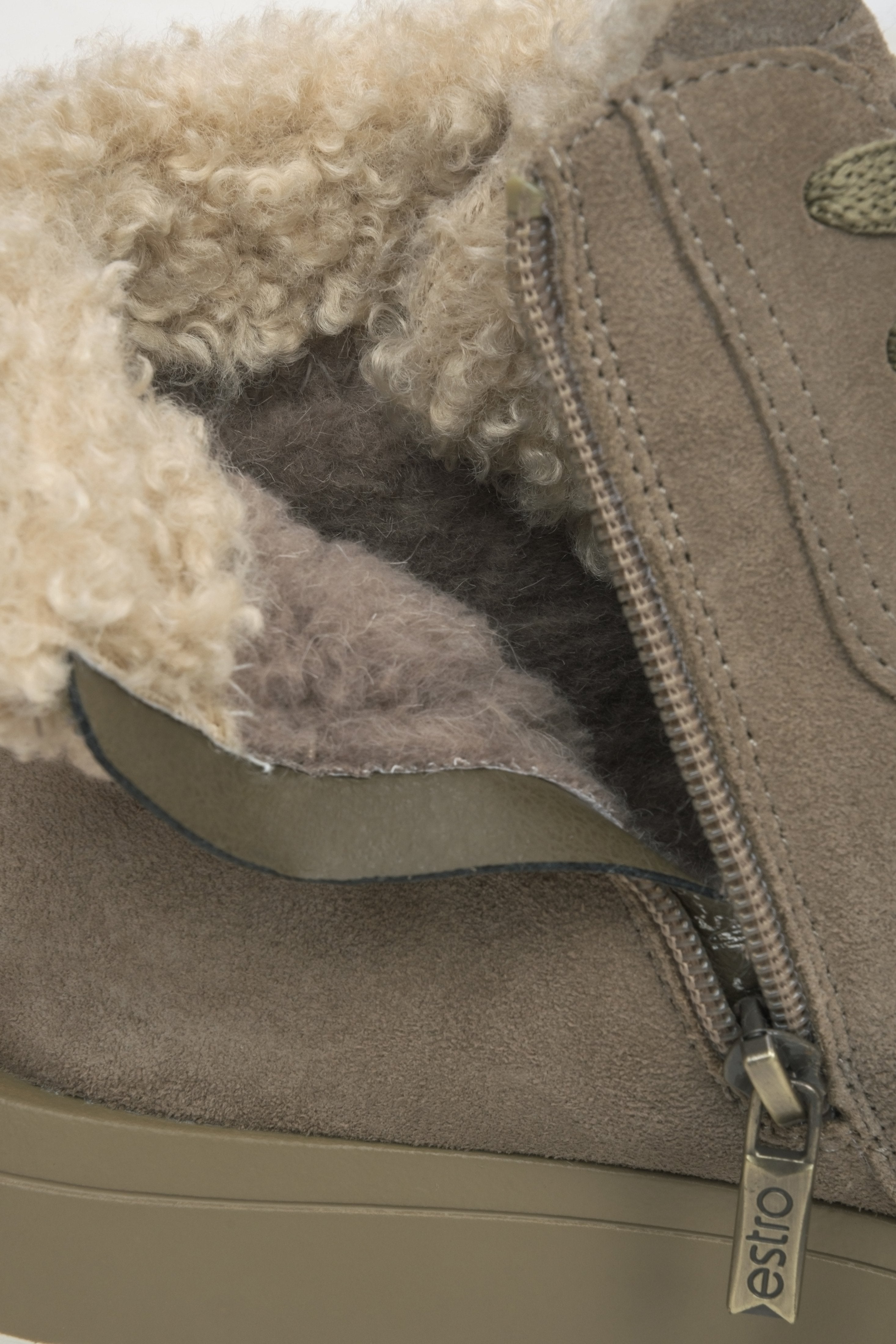 Green velour winter sneakers for women by Estro, finished with a fur lining – close-up of the interior of the model.