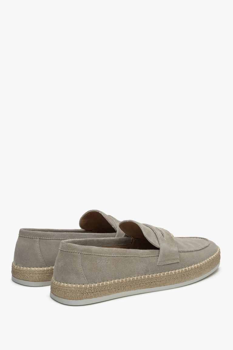 Estro beige men's velour moccasins - close-up on the side line and heel counter of the shoes.