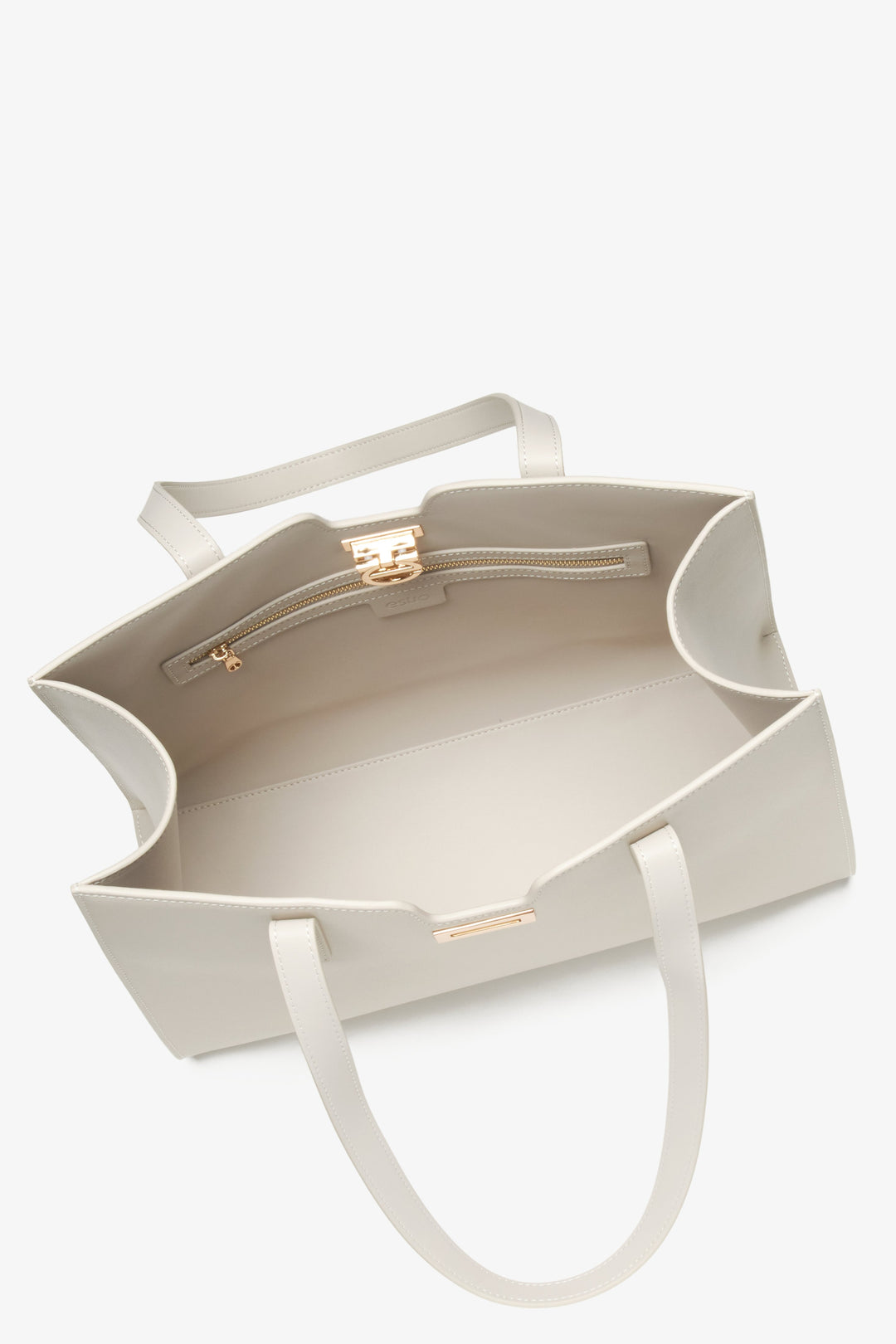 Light beige leather shopper bag by Estro  - presentation of the main compartment.