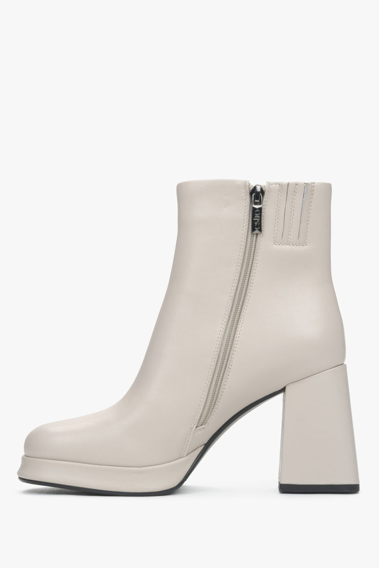 Beige leather ankle boots for women with a platform and a stable heel by Estro - side profile of the shoe.