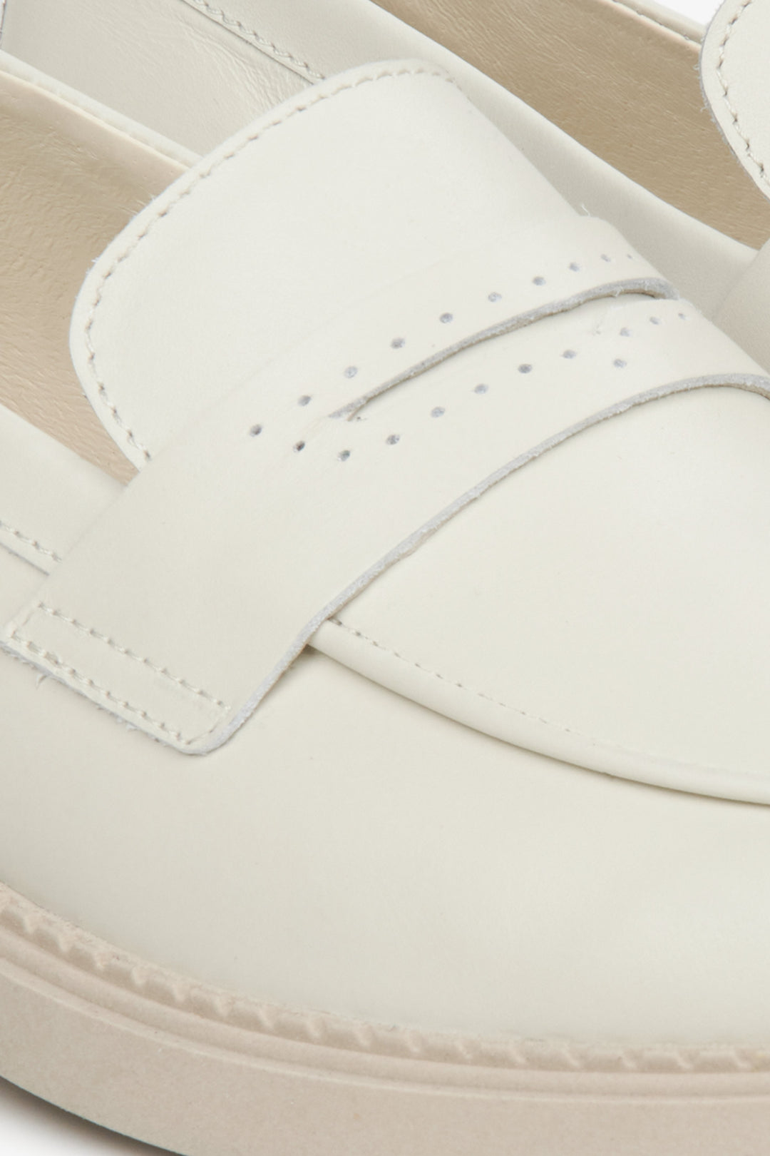 Women's leather loafers in beige colour by Estro - close-up on details.