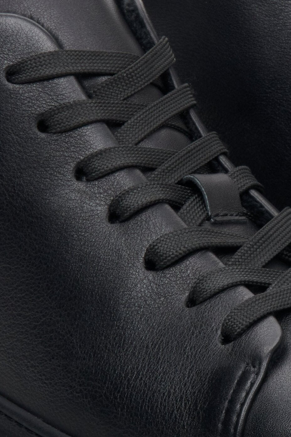 Estro men's leather sneakers - close-up on the lacing.