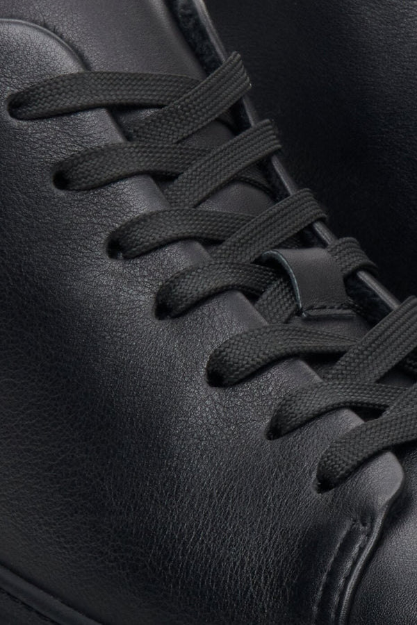 Estro men's leather sneakers - close-up on the lacing.