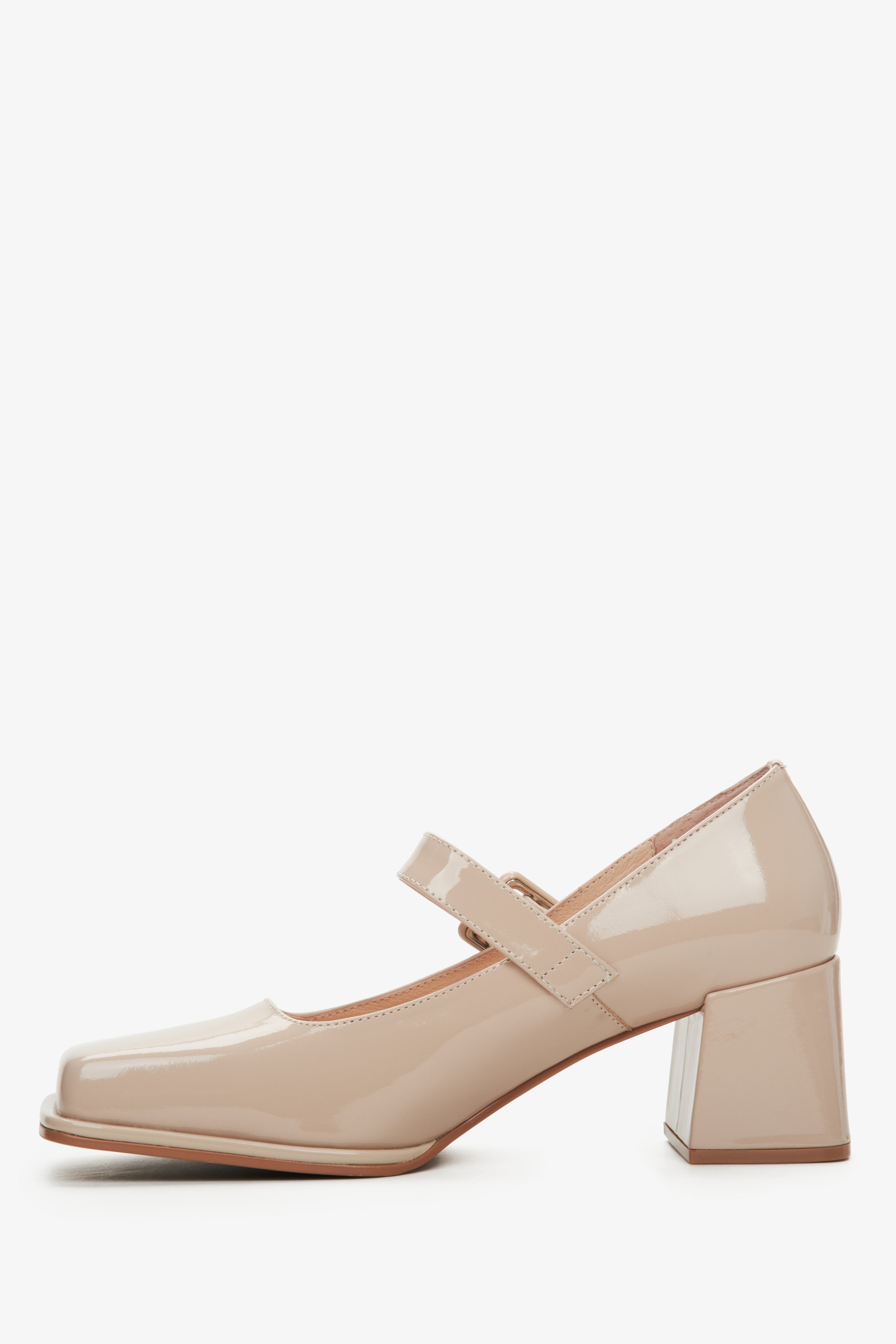 Women's beige leather low-heeled pumps in black by Estro - shoe profile.