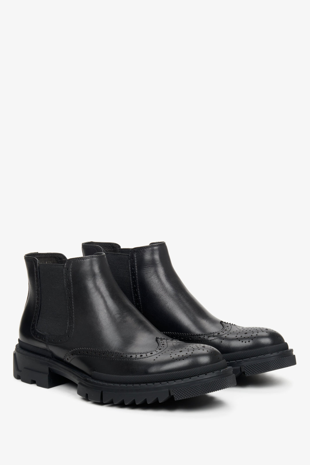 Men's black leather ankle boots by Estro - presentation of the side and front part of the boot.