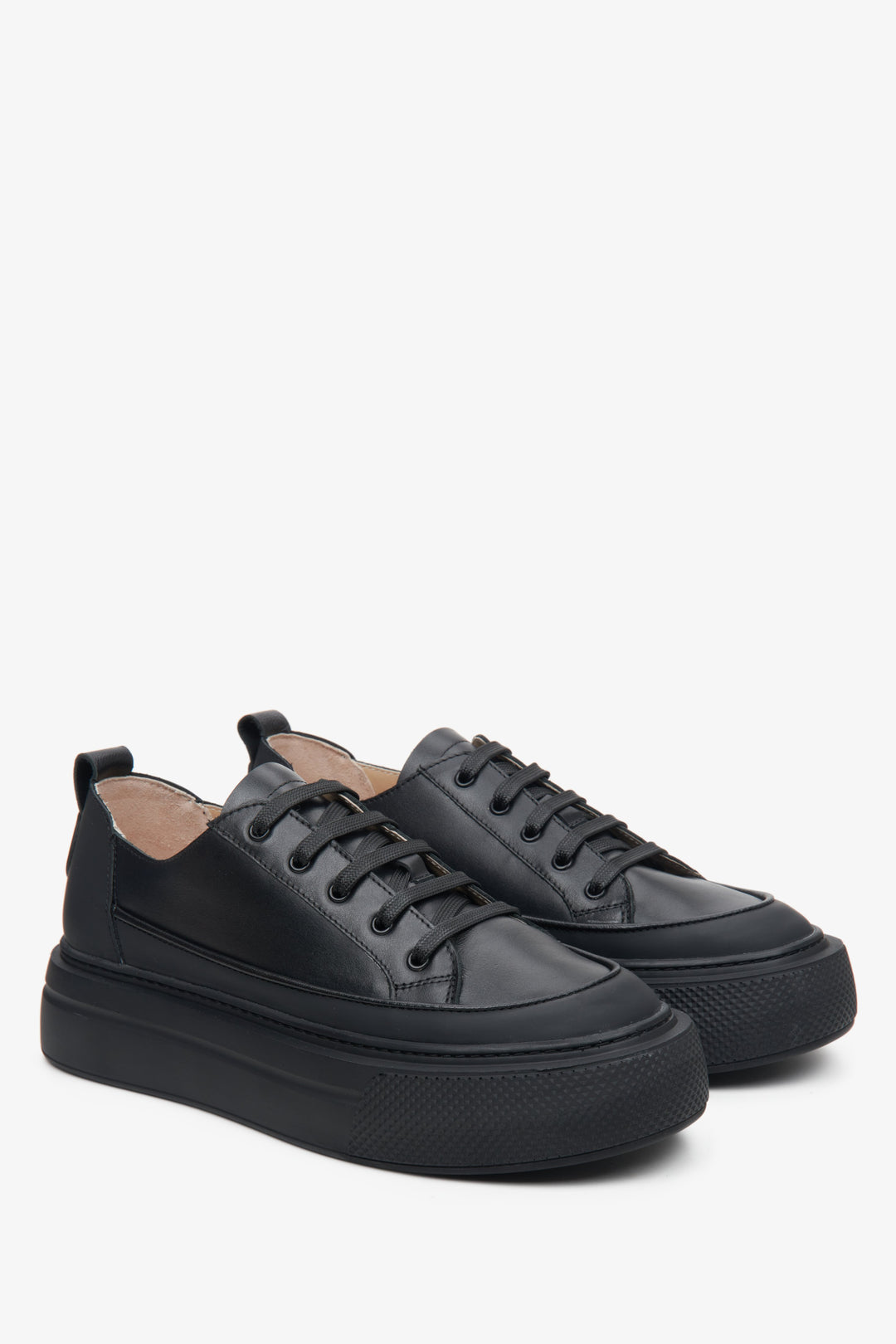 Comfortable women's black Estro sneakers with genuine leather and lacing.