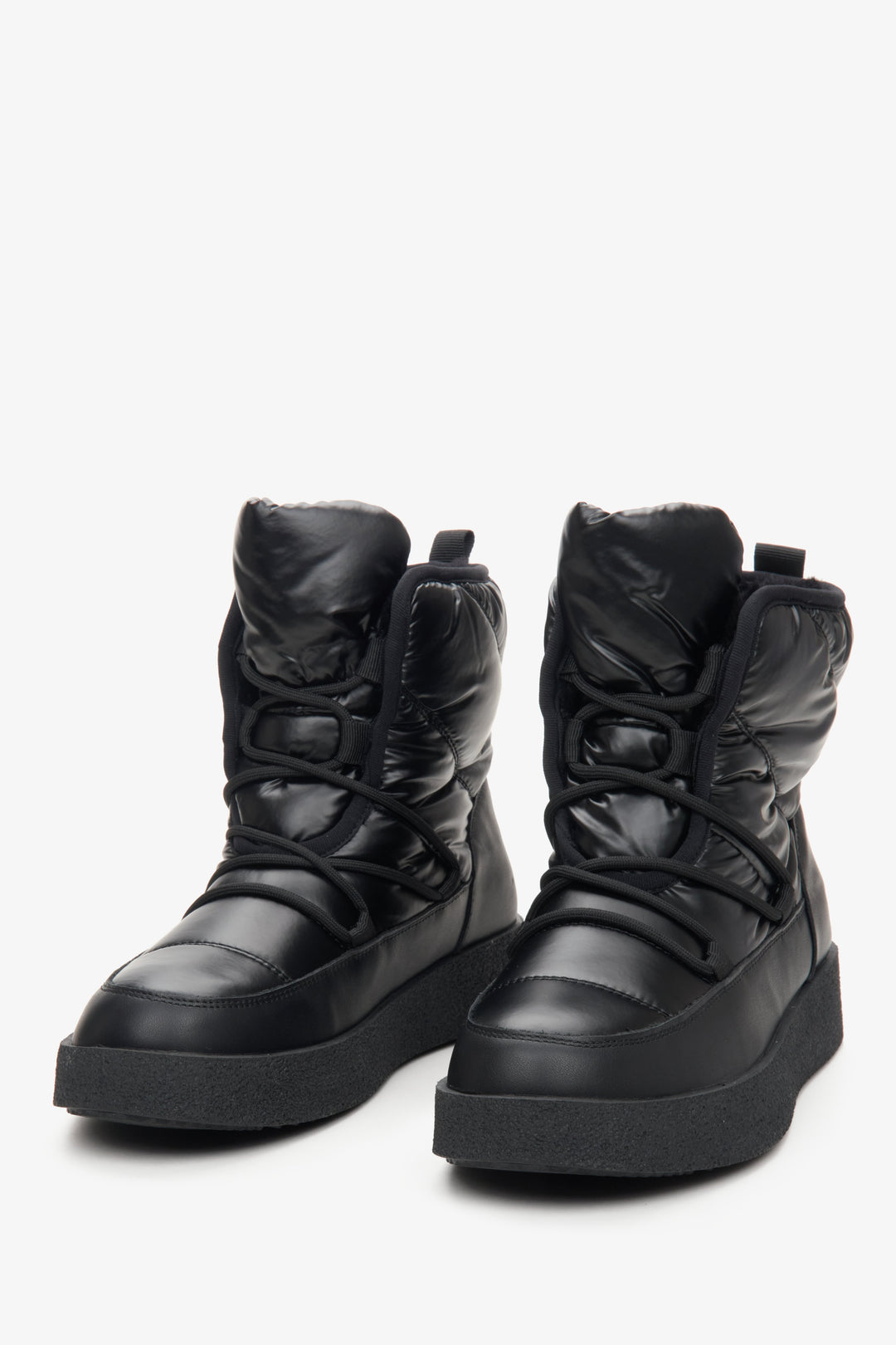 Women's leather black snow boots with a glossy finish by Estro - close-up on the front of the model.
