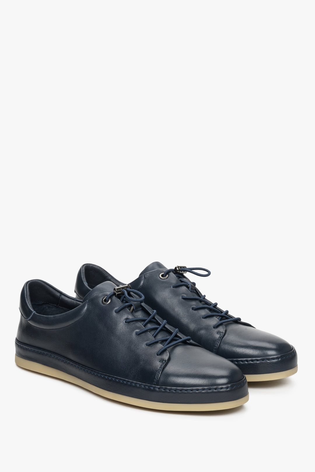 Estro men's leather sneakers in navy blue color - presentation of the toe and side seam of the shoes.