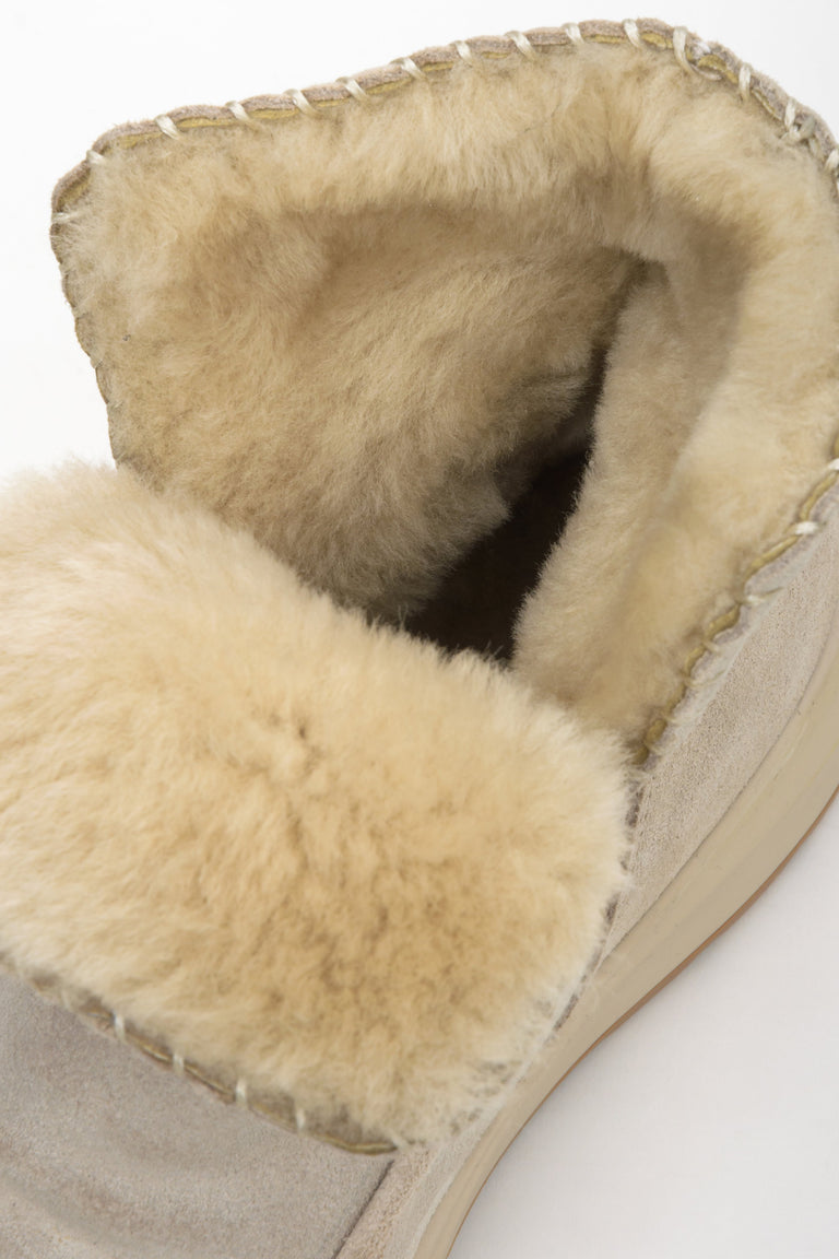 Women's fur padded snow boots in sand beige - details.