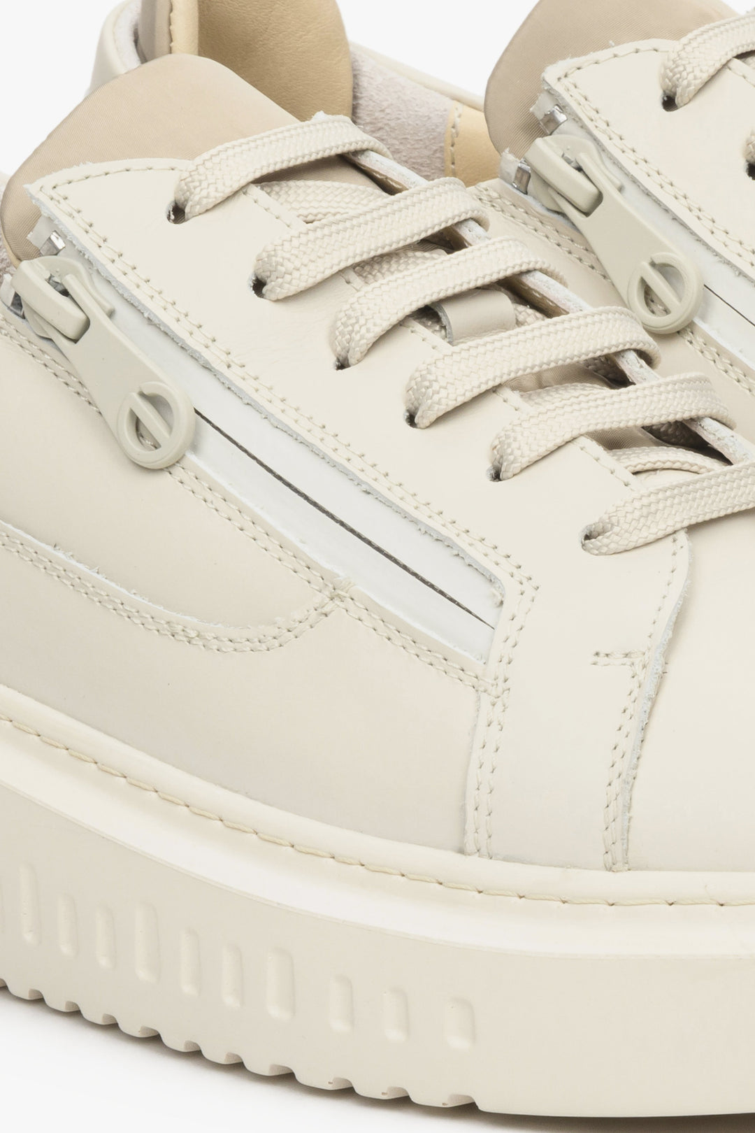 Leather, women's beige sneakers by Estro with a flexible sole - close-up of the details.