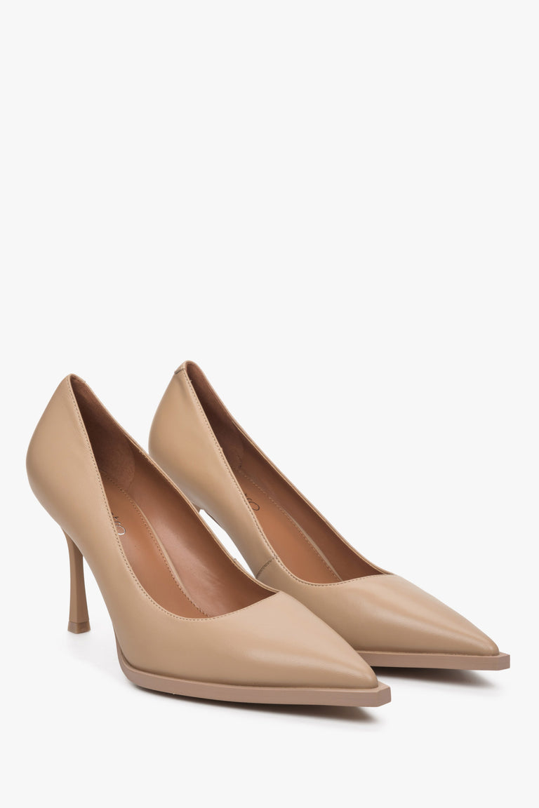 Women's beige heeled pumps made of genuine leather by Estro.