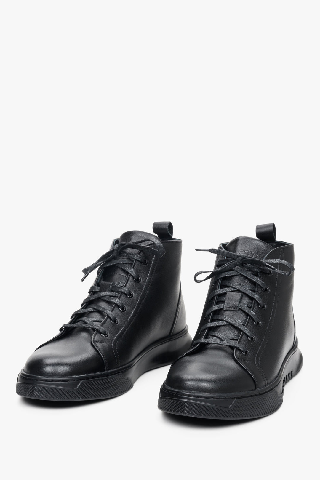 Men's sneakers in black color from natural leather Estro - presentation of shoe toe.