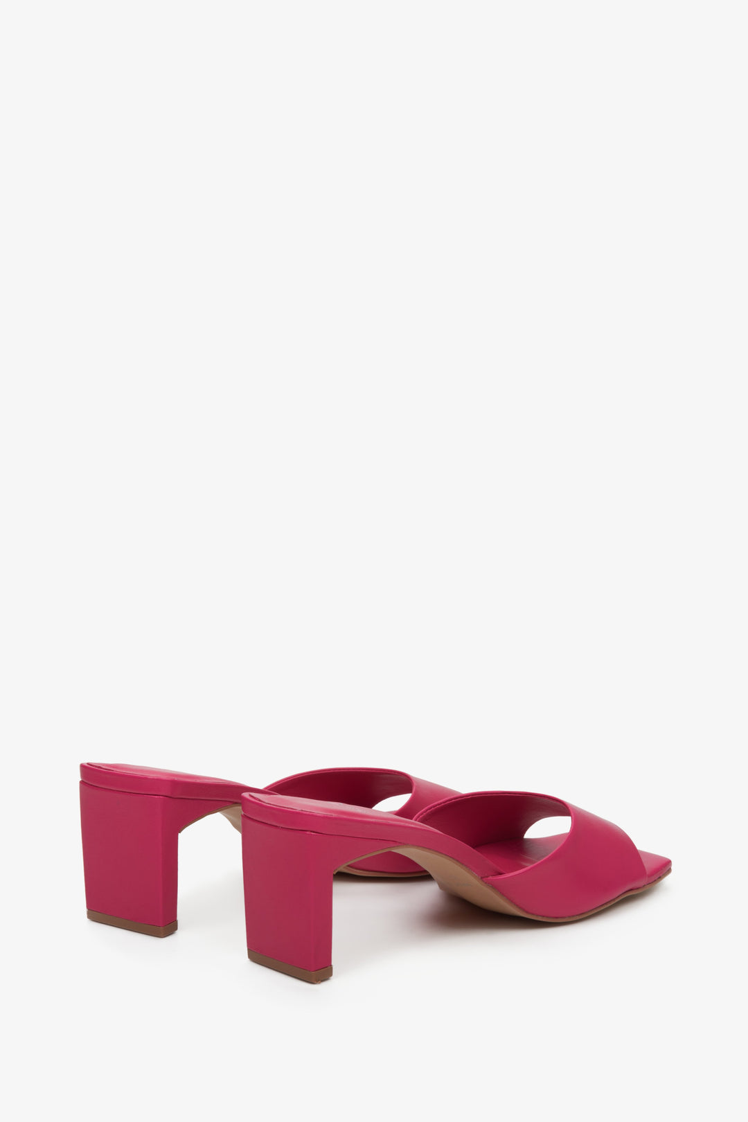 Women's pink Estro mules made of Italian genuine leather with a sturdy heel.