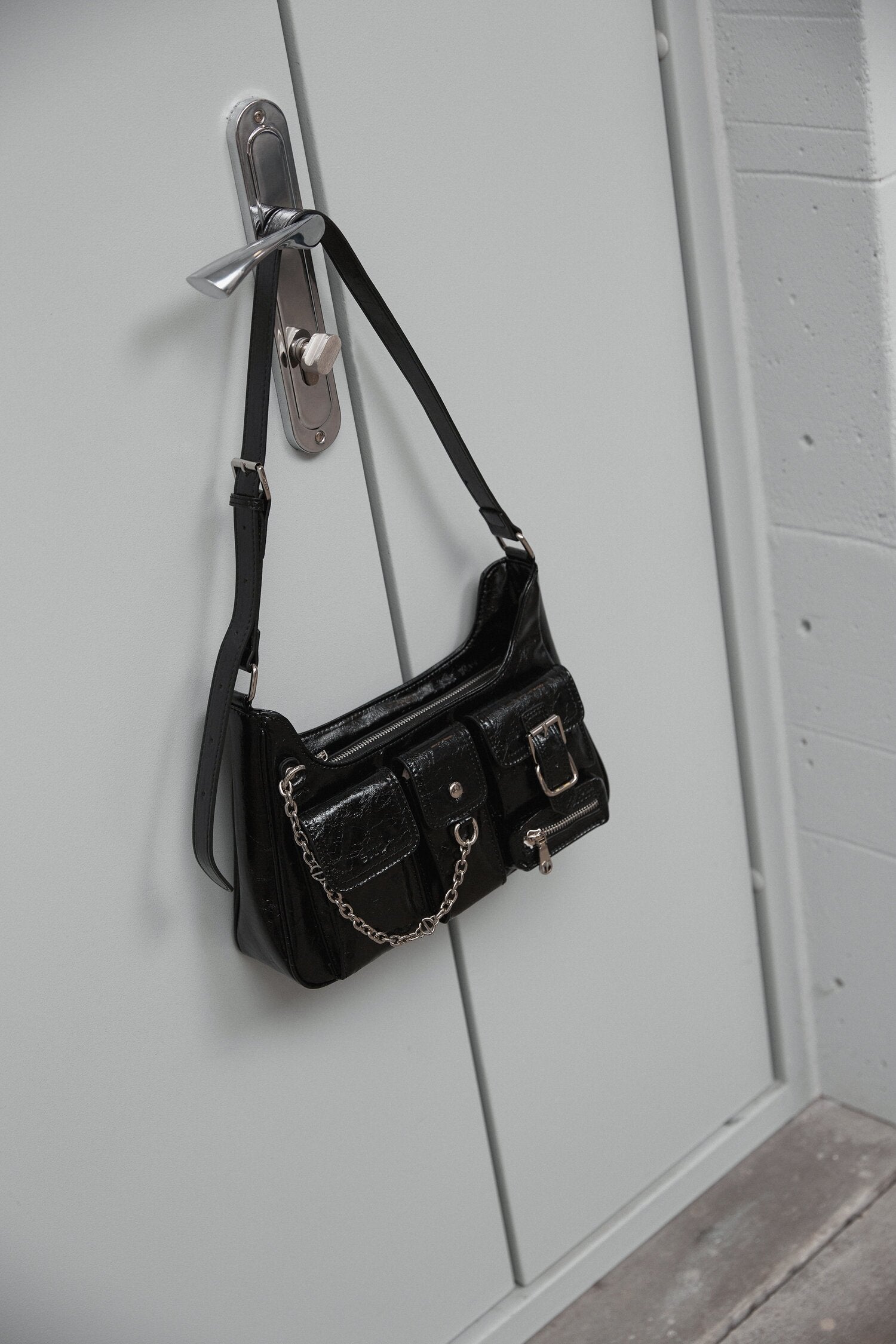 Women's black shoulder bag with pockets made of genuine leather by Estro.