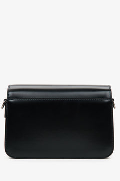 Small black leather women's bag by Estro - close-up of the back of the model.
