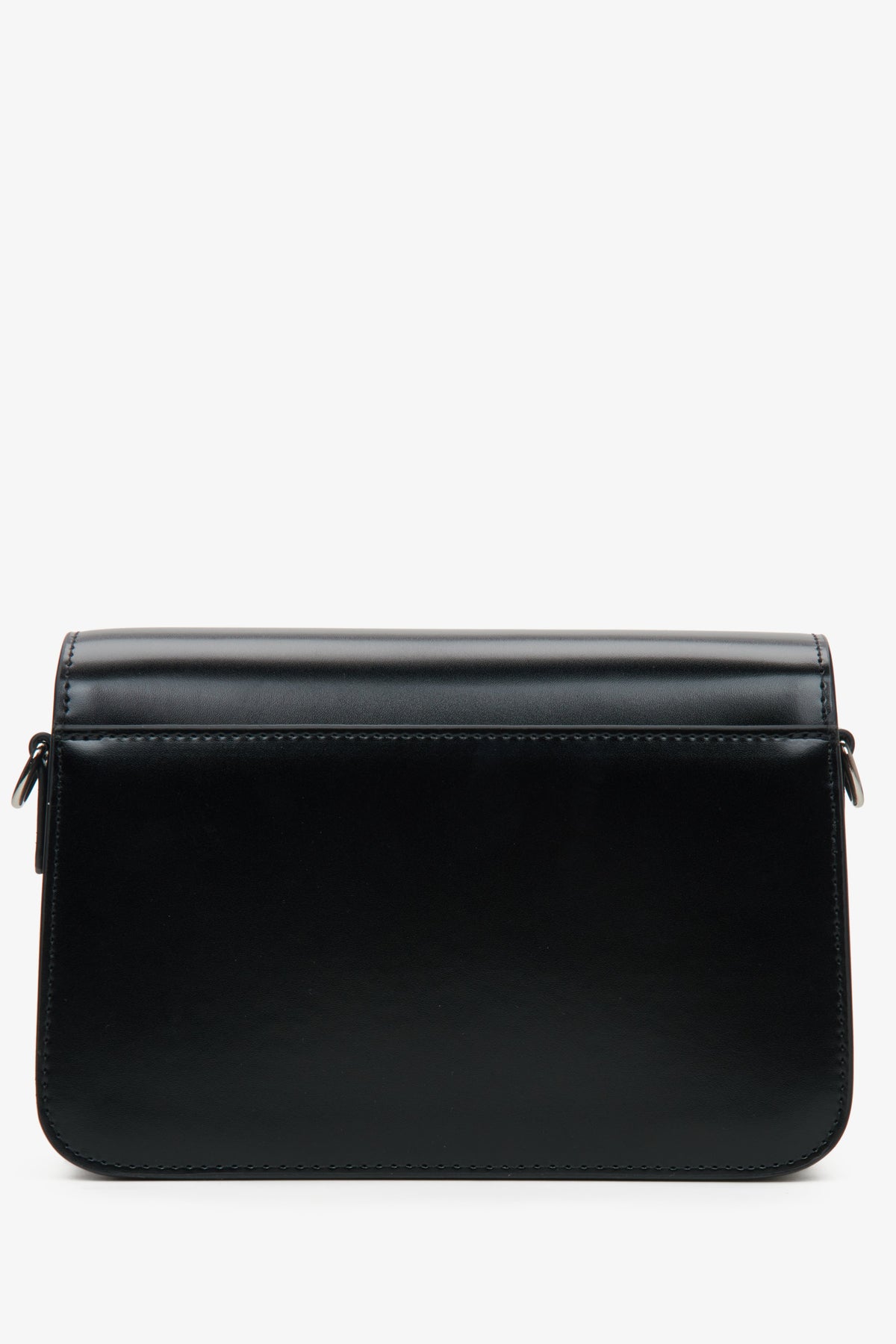 Small black leather women's bag by Estro - close-up of the back of the model.
