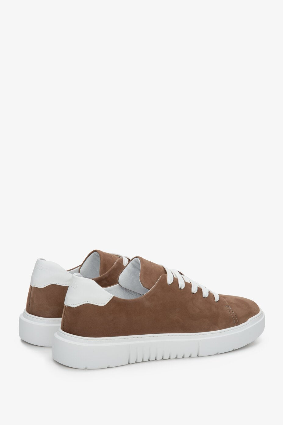 Estro men's sneakers in brown made of soft nubuck with laces - profile view of the shoe.