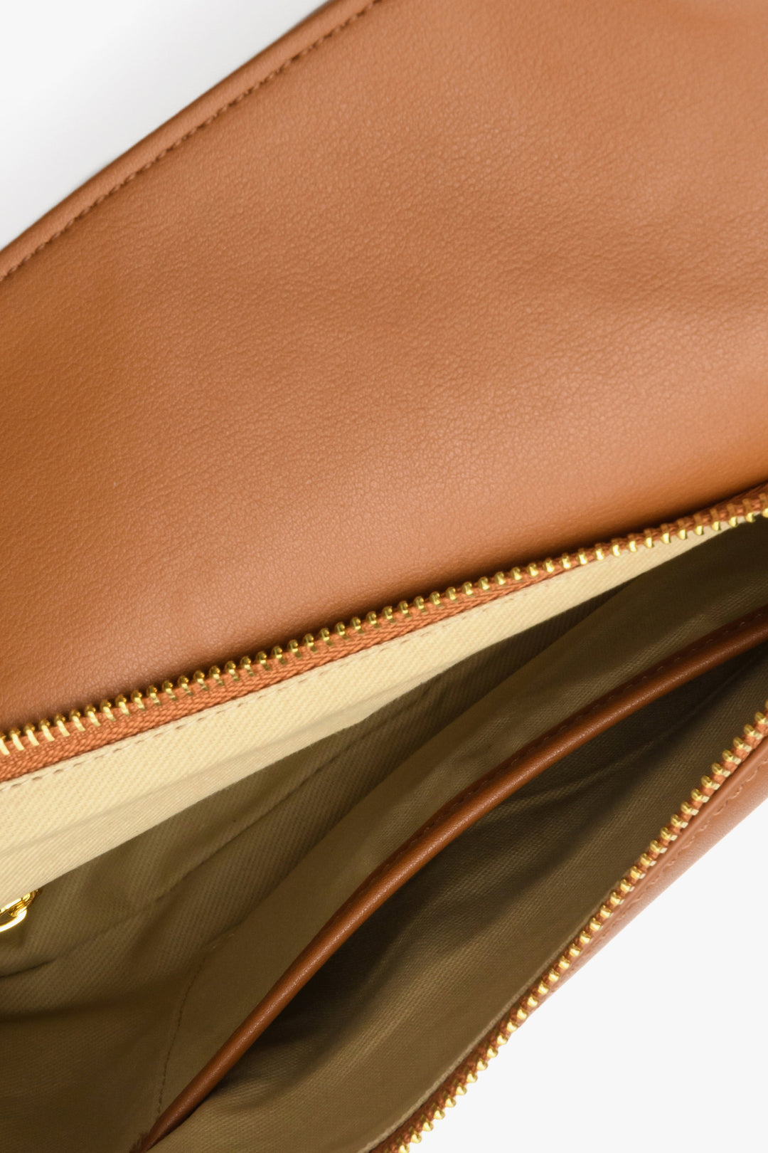 Leather women's handbag in brown by Estro - close-up on the details.