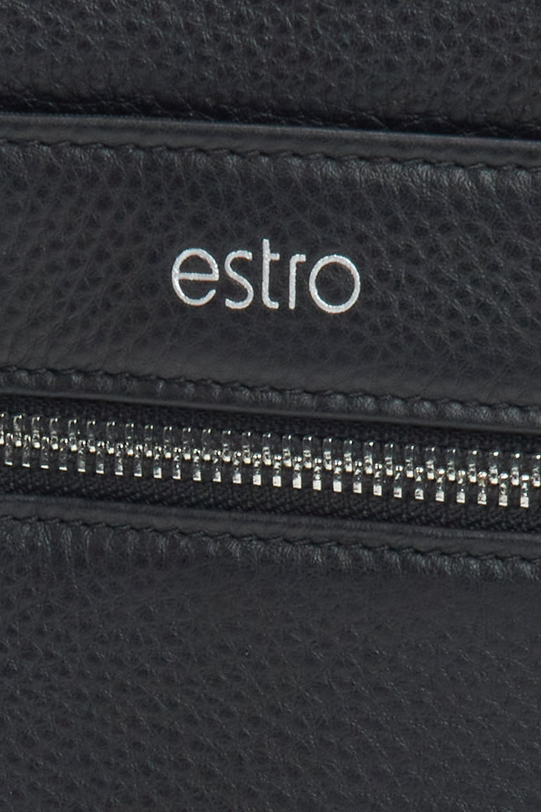 Classic black shoulder bag by Estro, made of genuine leather, with an adjustable strap – details.