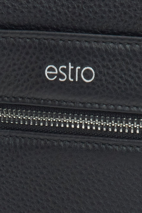 Classic black shoulder bag by Estro, made of genuine leather, with an adjustable strap – details.