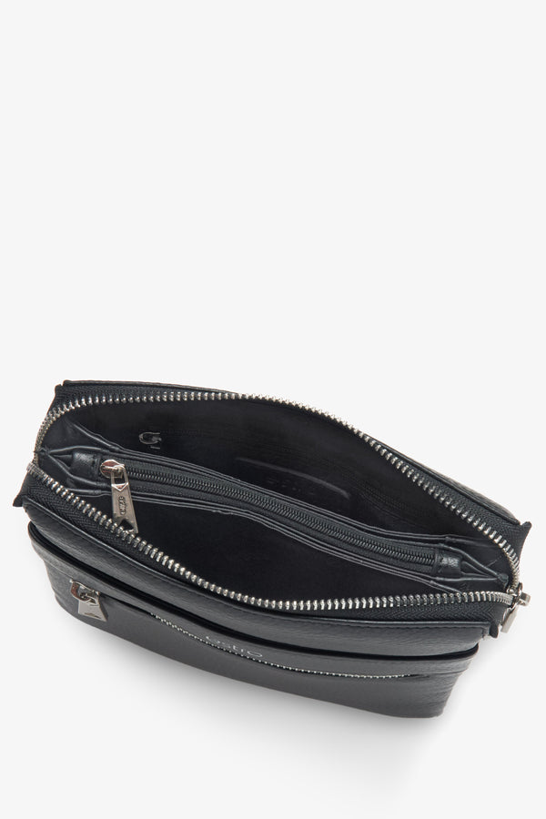 Black shoulder bag Estro made of soft genuine leather with a practical adjustable strap – interior view of the model.