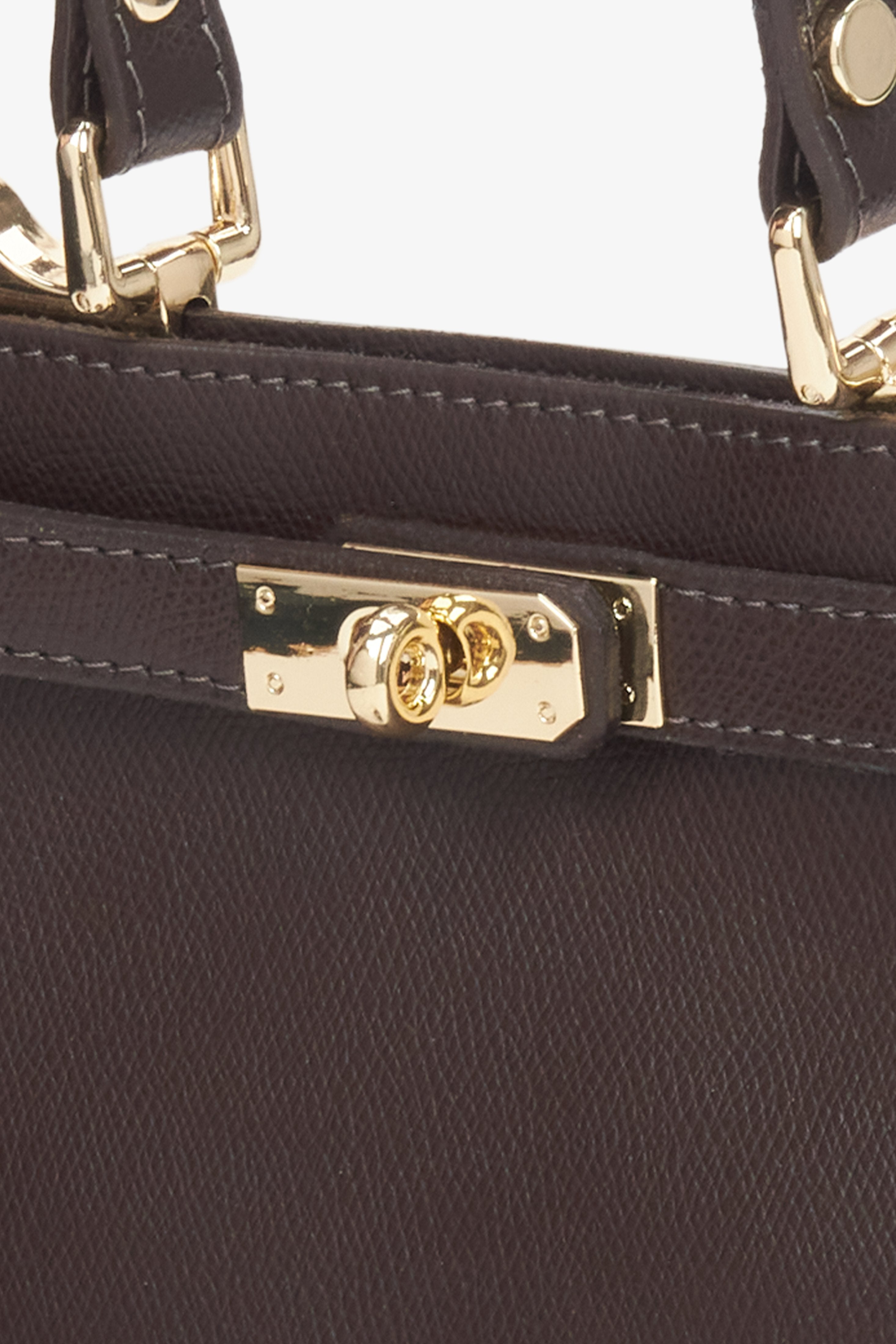 A dark brown satchel, crafted of Italian genuine leather by Premium Estro – close-up of the detail.