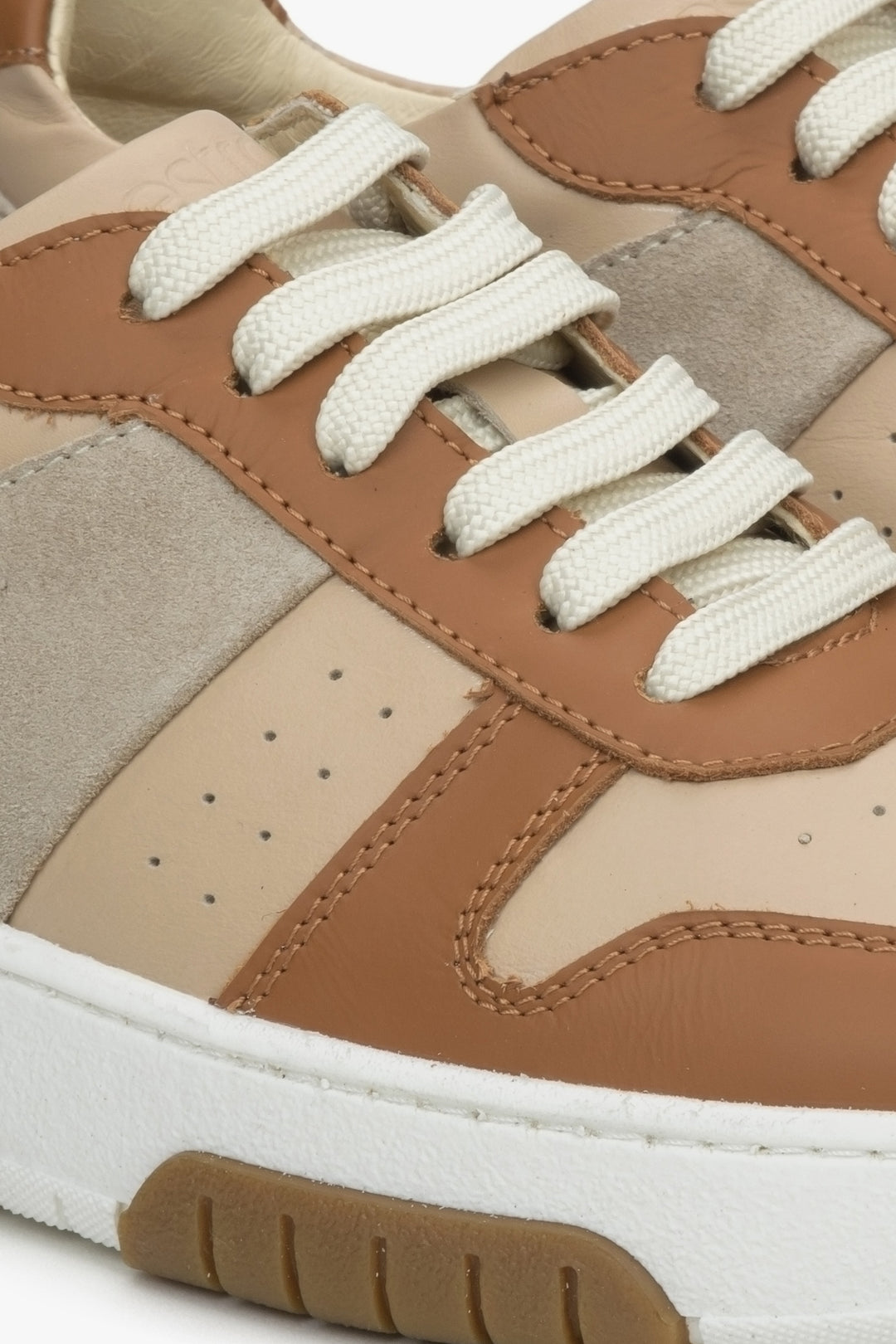 Estro women's beige and white sneakers - close-up on details.