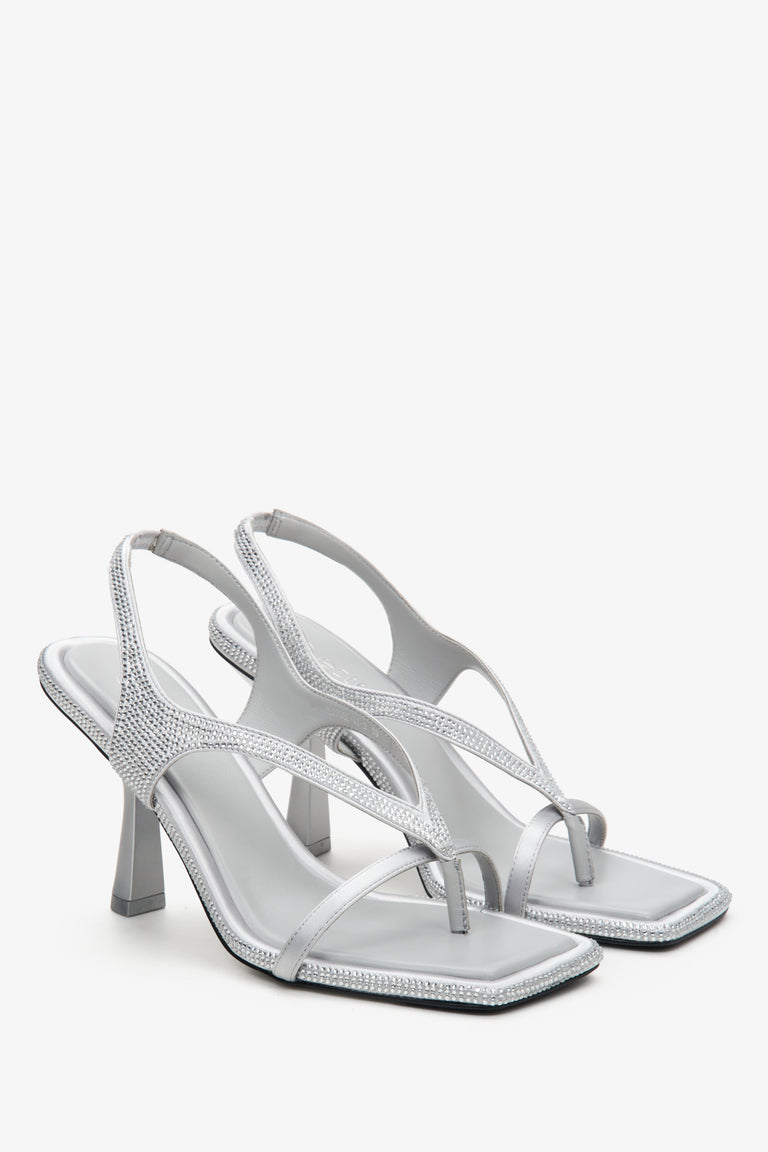 Heeled sandals in silver with sparkling diamonds.