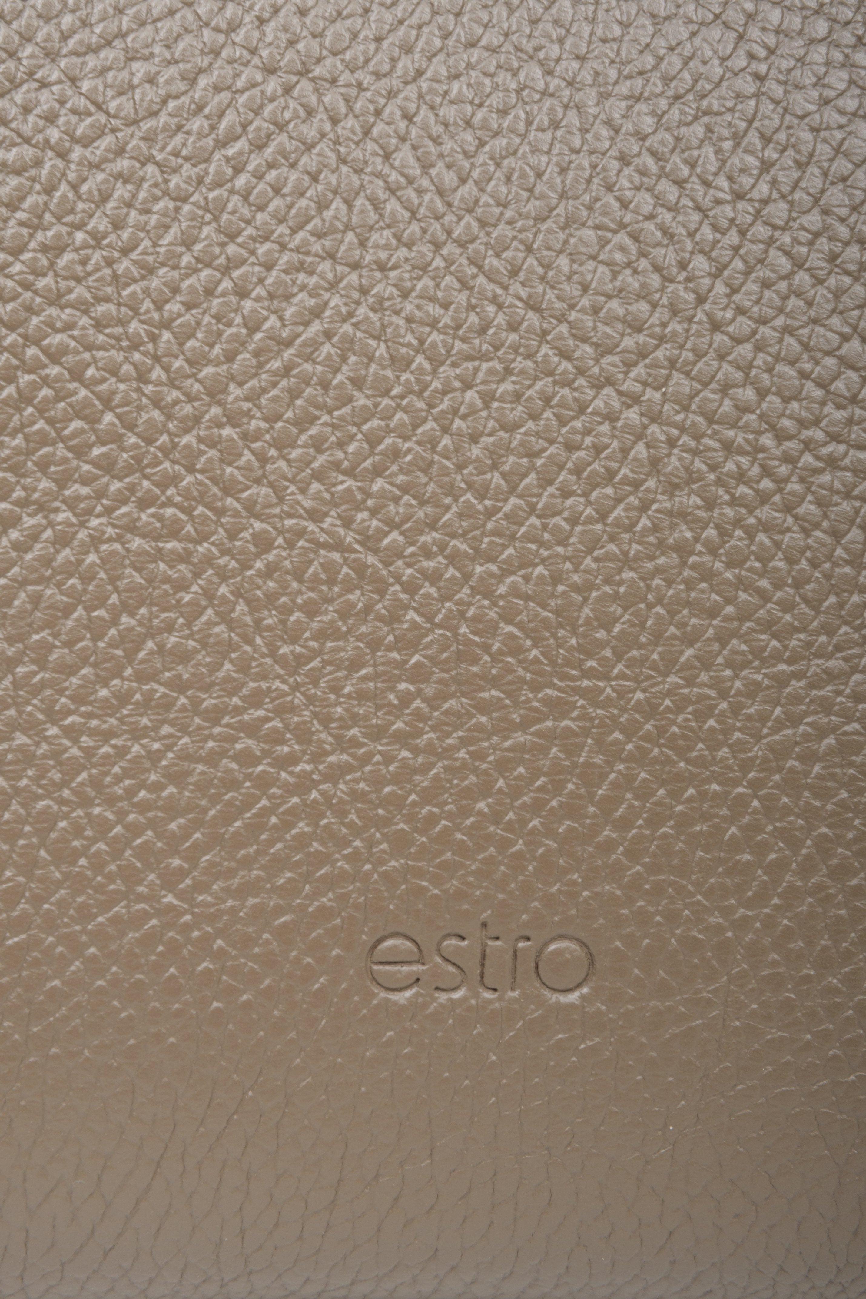 Leather, women's brown shoulder bag by Estro - close-up of the details.