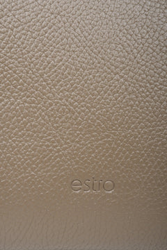 Leather, women's brown shoulder bag by Estro - close-up of the details.