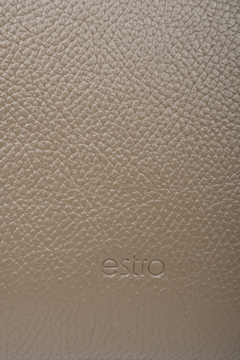 Leather, women's brown shoulder bag by Estro - close-up of the details.