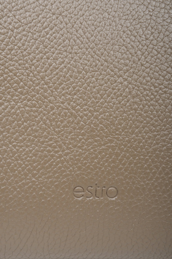 Leather, women's brown shoulder bag by Estro - close-up of the details.