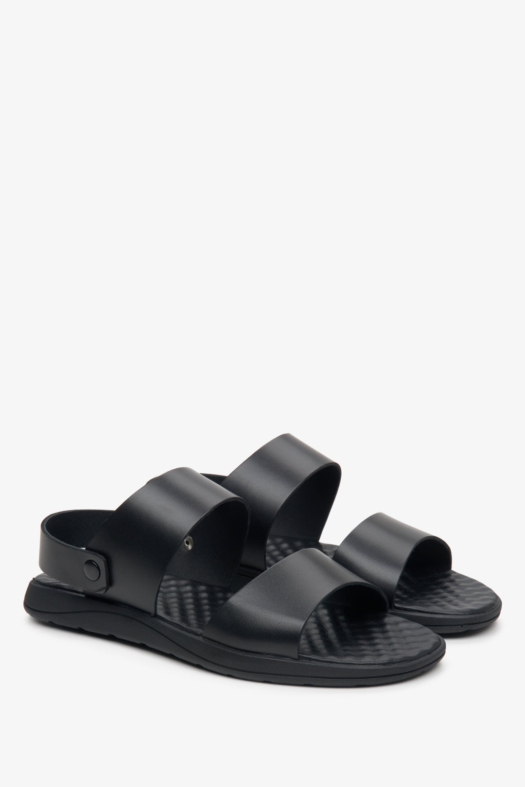 Men's black sandals by Estro with thick straps - footwear profile presentation.