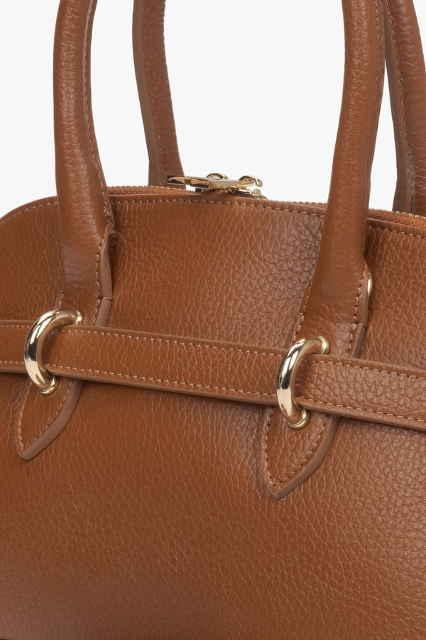 Women's brown shoulder bag made of premium Italian leather by Estro.