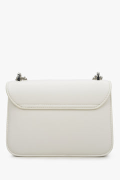 Estro white leather shoulder bag - back view of the model.