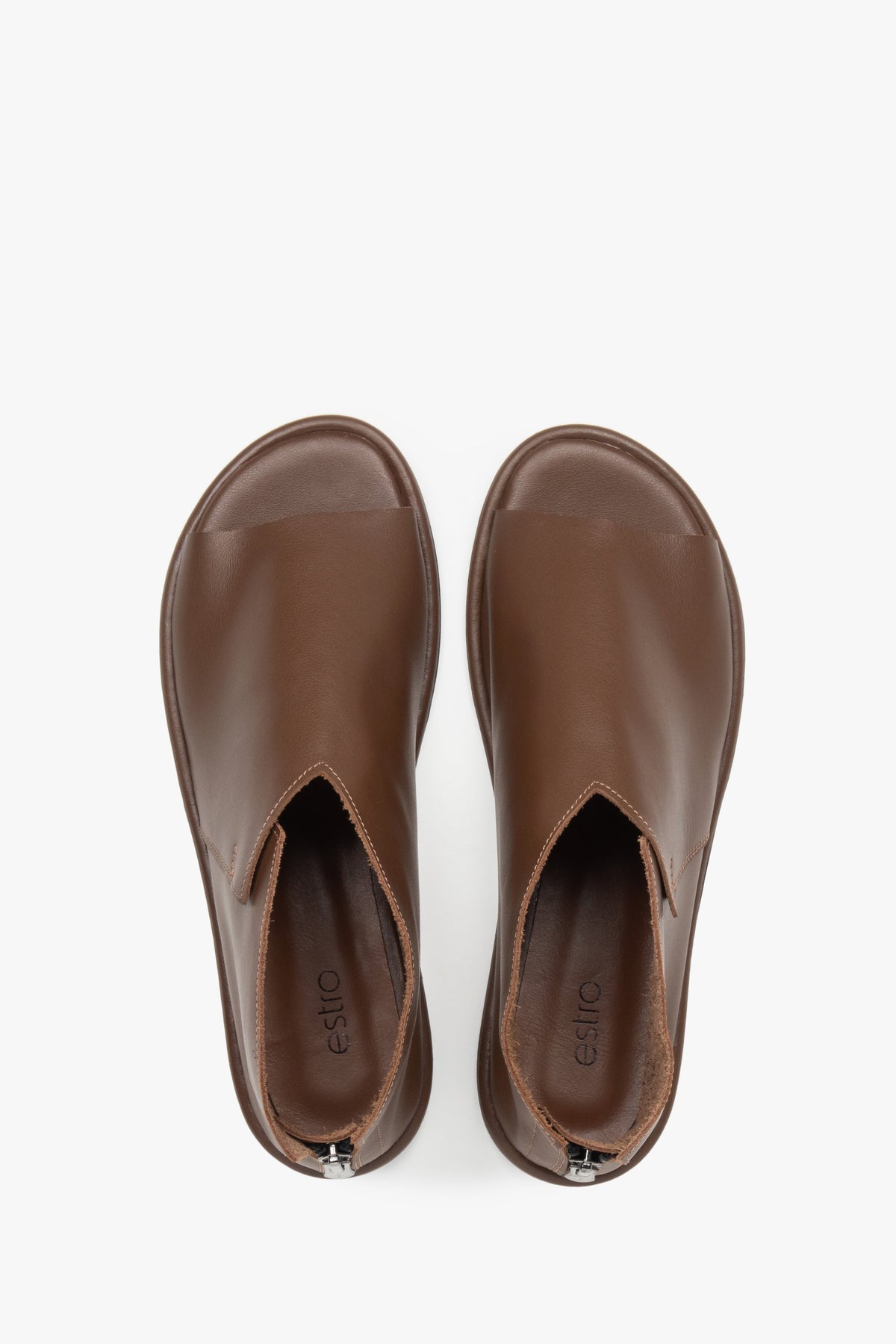 Timeless brown women's sandals by Estro, made of genuine leather, with a closed heel for stability and an elegant look.