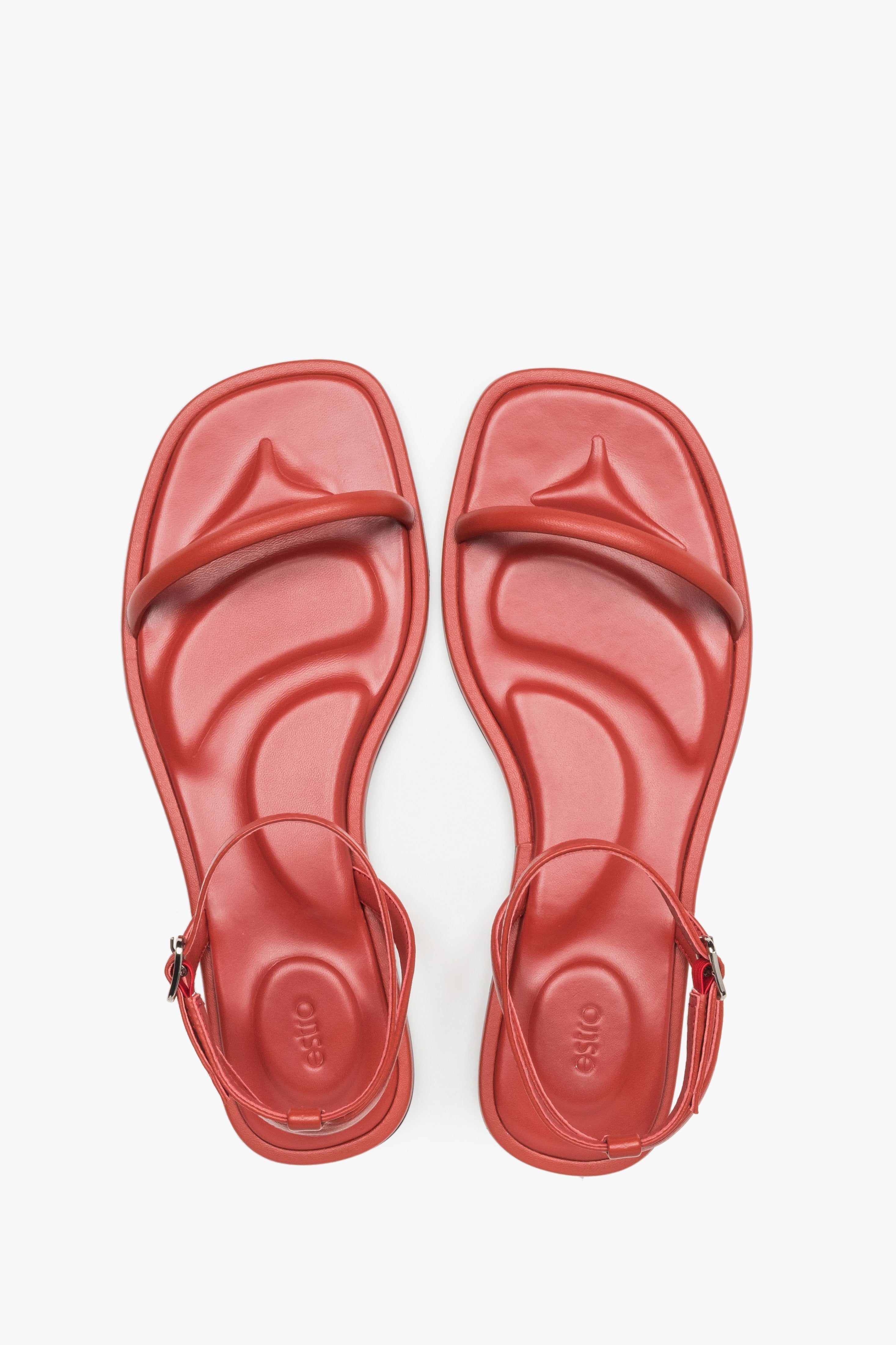 Lightweight women’s sandals by Estro, in an intense red shade, with a leather insole and premium-quality finish.