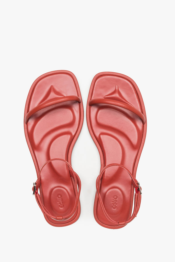 Lightweight women’s sandals by Estro, in an intense red shade, with a leather insole and premium-quality finish.