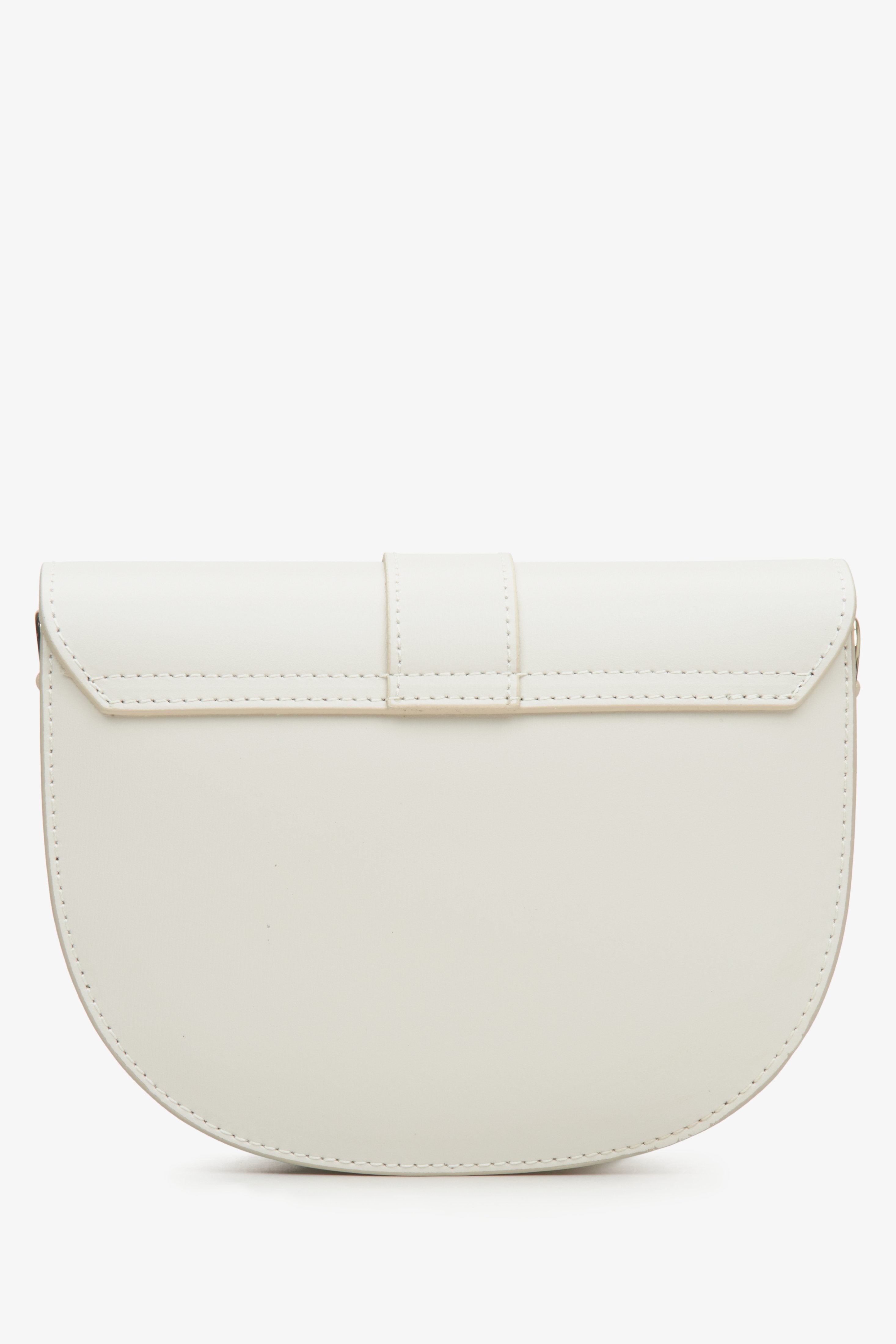 Estro women's cream beige crescent-shaped handbag made of genuine leather - back view presentation of the model.