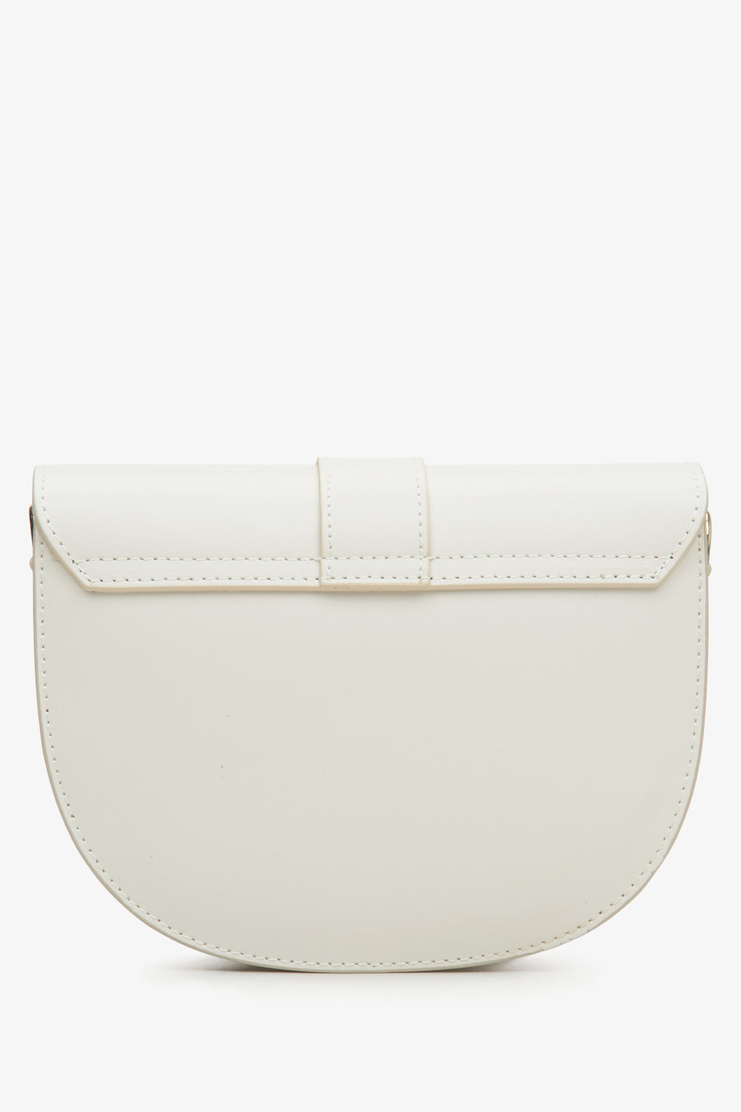 Estro women's cream beige crescent-shaped handbag made of genuine leather - back view presentation of the model.