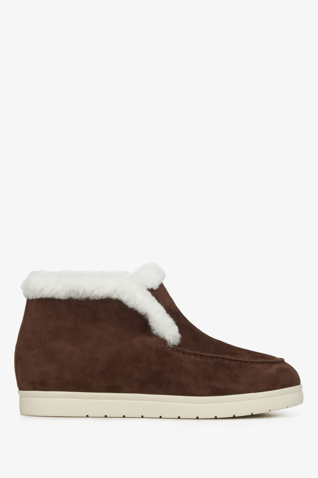 Estro women's winter moccasins with natural fur - close-up view in brown.