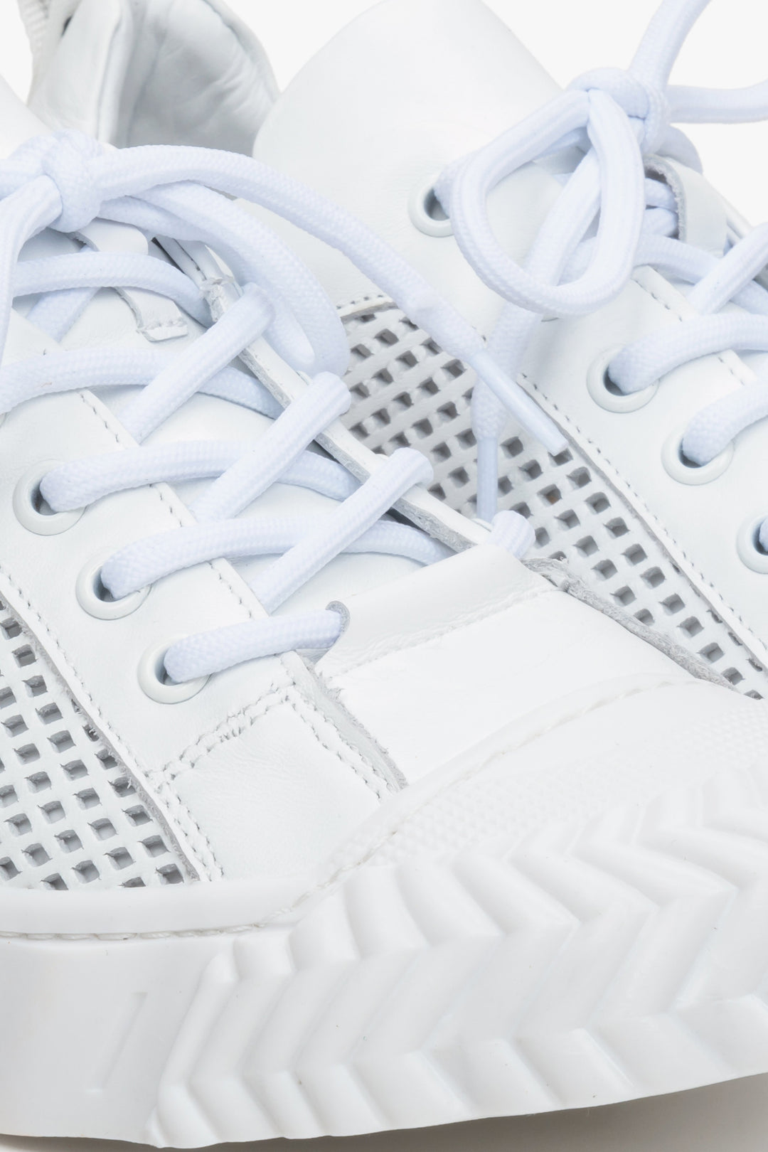 Women's leather perforated sneakers in white by ES 8 - close-up on details.