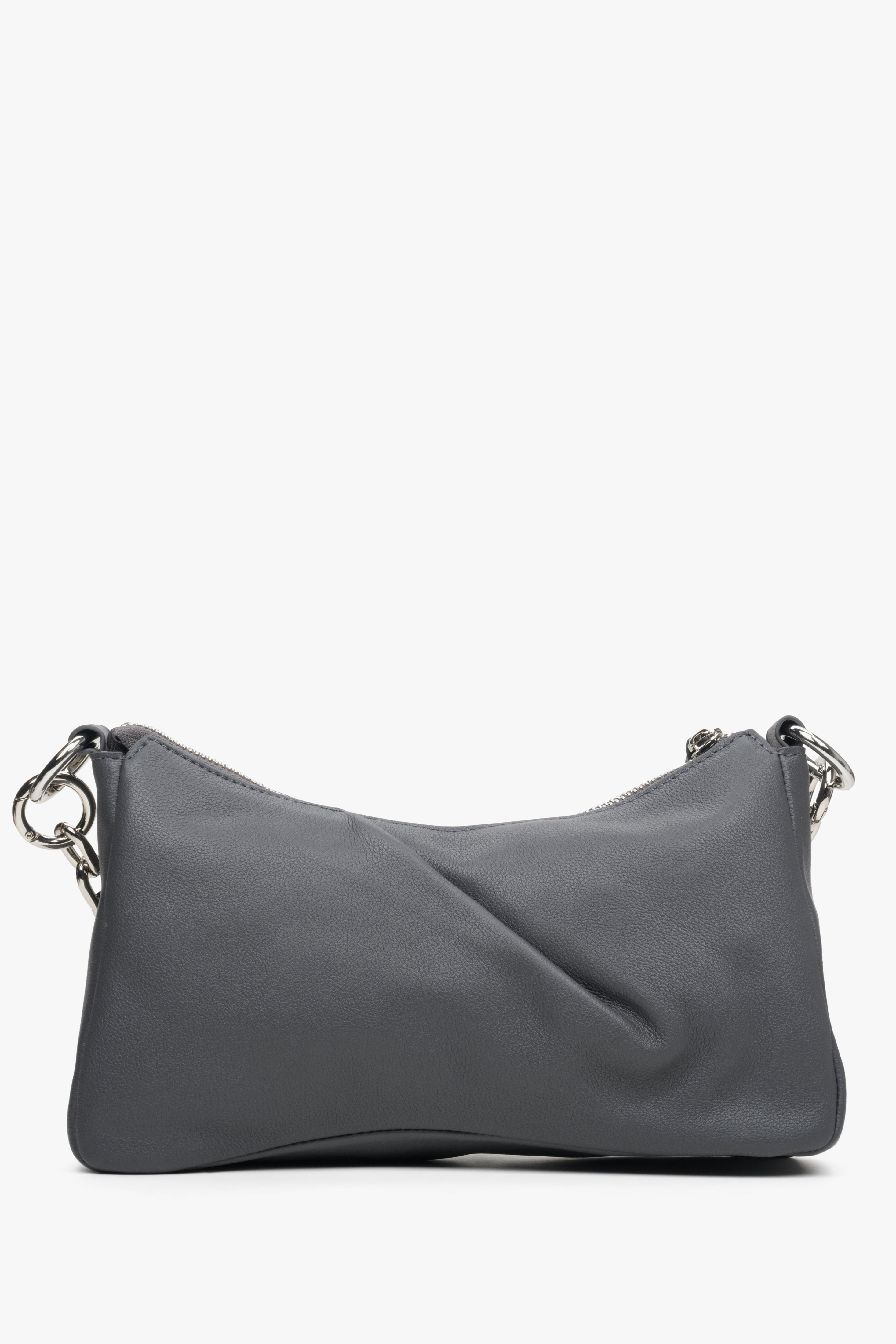 Estro's women's grey leather bag with a chain strap - reverse side.